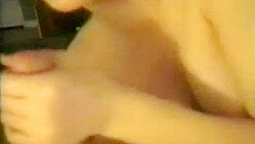 Casal se masturbando em casa com buceta raspada e gozadas