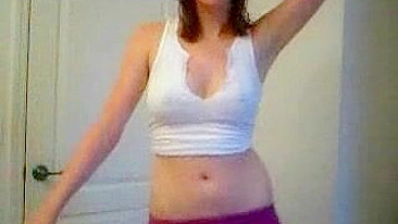 Novinha esfregando óculos enquanto tira roupa e se masturba na webcam