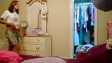 Novinha Se Masturbando Tira a Roupa e Se Esfrega na Webcam