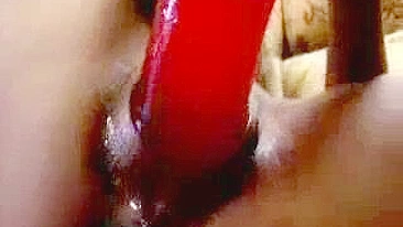 Mãe MILF se Masturbando com Vibrador Gigante, Peitões e Botas