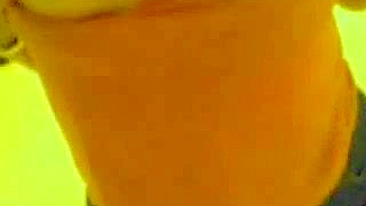 MILF Mamãe Selvagem se Masturba Sozinha - Loira Gostosa Gozando de Amor Próprio!