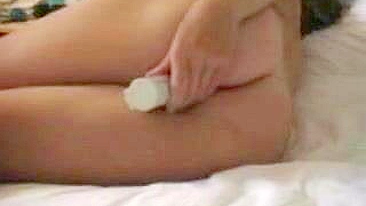 Loira MILF Massageando a Buceta Antes do Pau! - Peitões, Dildo e Vibrador