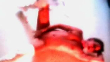 Se Masturbando com Botas de Couro e Peitinhos Pequenos