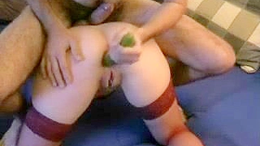 Suruba de masturbação com legumes e palmadas safadas