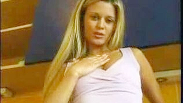 Loira Gostosa Striptease com Buceta Raspada e Fio Dental