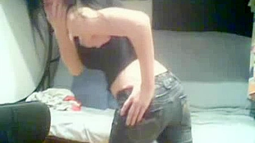 Adolescente se Masturbando na Webcam com Strip, Dedilhada e Mostra de Bunda