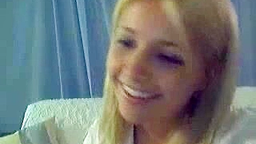 Loirinha Magrinha se Masturbando na Webcam de Lingerie