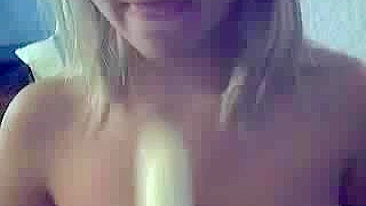 Loirinha Magrinha se Masturbando na Webcam de Lingerie