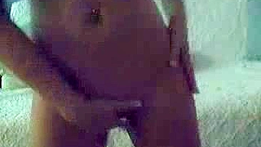 Loirinha Magrinha se Masturbando na Webcam de Lingerie