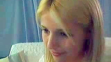 Loirinha Magrinha se Masturbando na Webcam de Lingerie