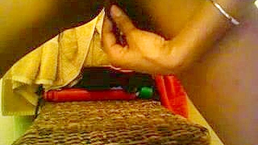 Deusa Ébano se Masturbando Sozinha com Peitões e Buceta Raspada