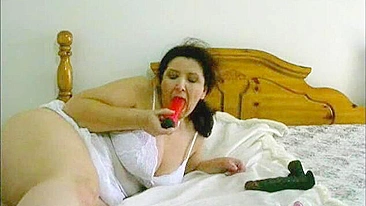 Mãe Madura Peituda Se Masturbando no Cu com Consolos!