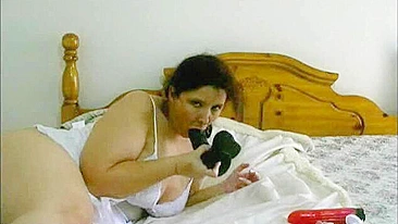 Mãe Madura Peituda Se Masturbando no Cu com Consolos!