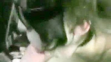 Morena se Masturbando em Ménage na Estrada com Paus Grandes e Buceta