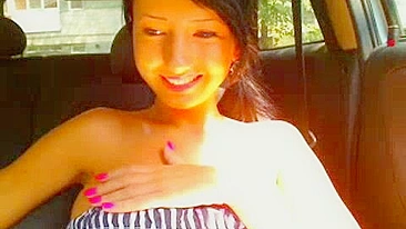 Adolescente Asiática Tira a Roupa e Se Masturba em Público!