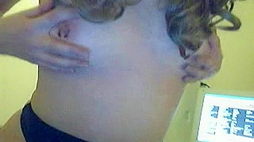 Loira Holandesa na Cam se Masturbando Sozinha de Lingerie e Meia-Calça