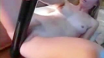 Loirinha se Masturba no Barco, Goza Forte com Peitinhos Pequenos