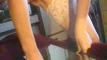 MILF Gostosa Squirtando com Consolo em Prazer Caseiro na Buceta