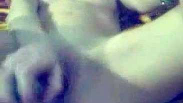 Loira de Pernas Abertas se Masturba com Brinquedos e Dedos nos Dois Buracos