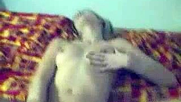 Loira de Pernas Abertas se Masturba com Brinquedos e Dedos nos Dois Buracos