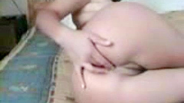 Se Masturbando com Dildo e Dedos na Bunda Redonda - Brincadeira Solo