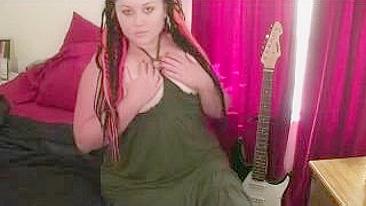 Morena Gordinha Se Masturbando Sozinha com Consolo Grosso e Esfregando a Buceta