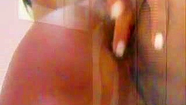 Frenesi de Masturbação Brasileira com Latina Alta e Dildo no Cu