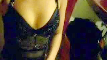 Imperdível! Morena Sexy de Lingerie Dedando a Buceta Molhada e Esfregando o Grelo