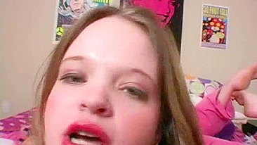 Loucura de Masturbação com Loira Peituda Adolescente Tirando Roupa e Consolo