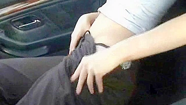 Loirinha se masturbando com consolo em público enquanto amiga de peitinhos olha