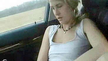 Loirinha se masturbando com consolo em público enquanto amiga de peitinhos olha