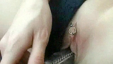 Loirinha se masturbando com consolo em público enquanto amiga de peitinhos olha