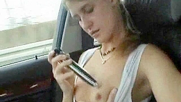 Loirinha se masturbando com consolo em público enquanto amiga de peitinhos olha