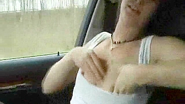 Loirinha se masturbando com consolo em público enquanto amiga de peitinhos olha