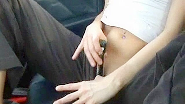 Loirinha se masturbando com consolo em público enquanto amiga de peitinhos olha