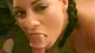 Vadia Peituda de Rabinho Chupando e Gozando na Masturbação