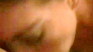 Vadia Peituda de Rabinho Chupando e Gozando na Masturbação