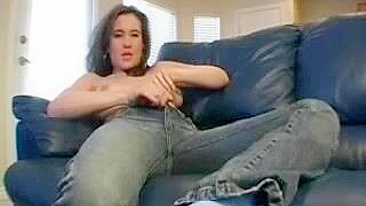 Morena Novinha Tira Roupa e Se Masturba de Jeans com Peitos Grandes
