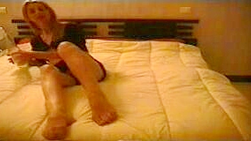 Masturbação com dildos e fetiche de beber mijo sozinha