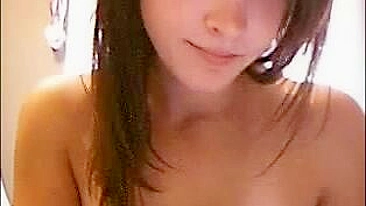 Morena Teen Hipnotizante se Masturba na Webcam