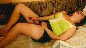 Esposa MILF Se Masturba e Goza de Saia em Vídeo Caseiro!