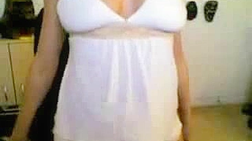Loirinha Peituda Se Masturbando Sozinha na Webcam com Strip