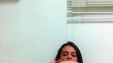 Masturbação Caseira com Corpo Firme e Peitinhos Pequenos