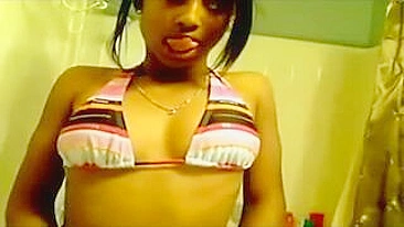 Adolescente Negra Amadora se Masturba com Consolo e Peitinhos