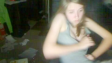 Loira Universitária Esfregando a Buceta na Webcam em Striptease de Masturbação