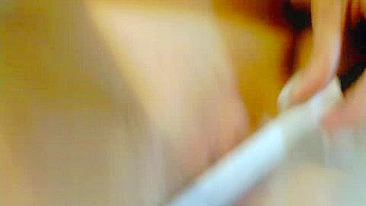 Striptease de Bucetinha Apertada com Consolo e Masturbação