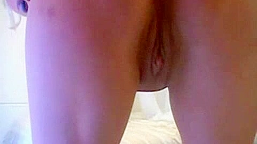 Loira Gostosa Peituda se Masturbando em Striptease Caseiro