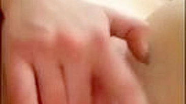 Caos de Masturbação com Novinha Gozando Cremoso em Selfies!