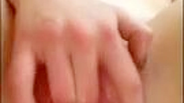 Caos de Masturbação com Novinha Gozando Cremoso em Selfies!