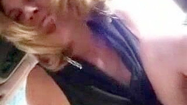 Buceta Depilada Cavalgando Consolo na Masturbação no Carro